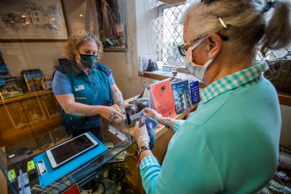 arwydd dwyieithog - cerddwch 'mlaen