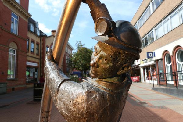 Cerflun o Diffoddwr Tân