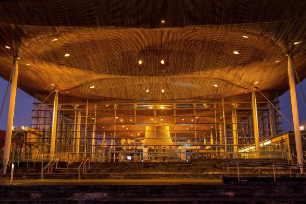 Senedd Cymru gyda'r nos