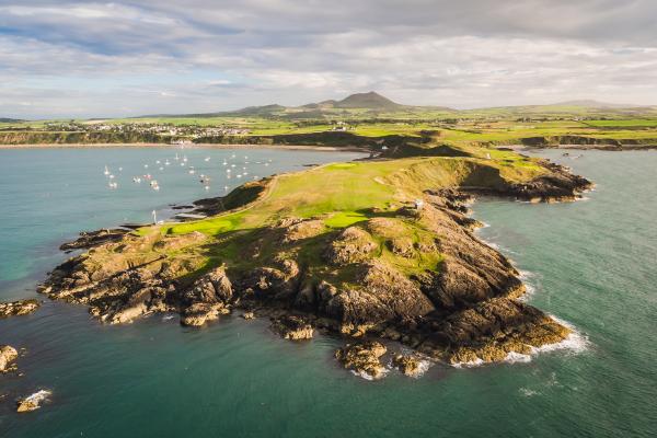 golygfa o'r arfordir o'r awyr