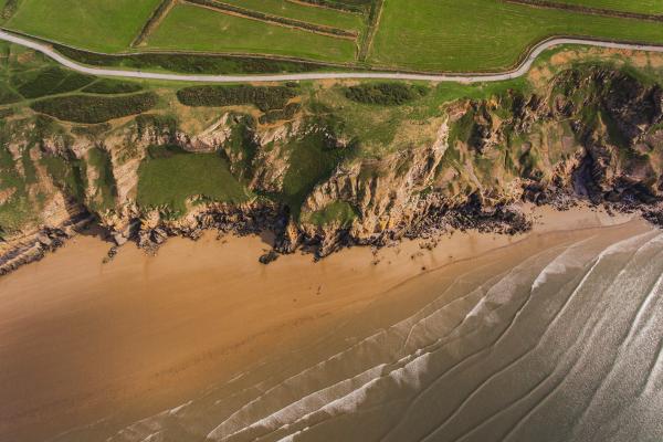 Golygfa o'r awyr o Marloes Sands, Parc Cenedlaethol Arfordir Sir Benfro