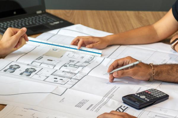 Pobl yn gweithio ar gynlluniau adeiladu / pensaernïaeth