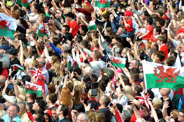 Cefnogwyr Cymru yn dathlu mewn Stadiwm