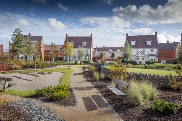 ystad tai newydd gyda mannau gwyrdd