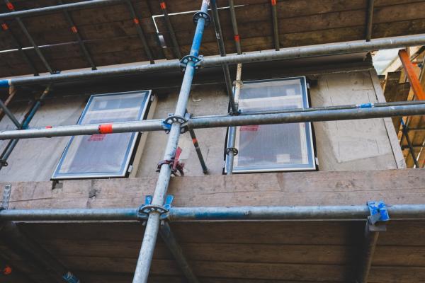 sgaffaldiau ar adeilad