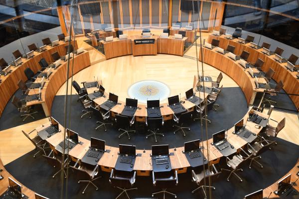 Senedd Cymru - llun o'r siambr ble mae Aelodau'r Senedd yn cyfarfod