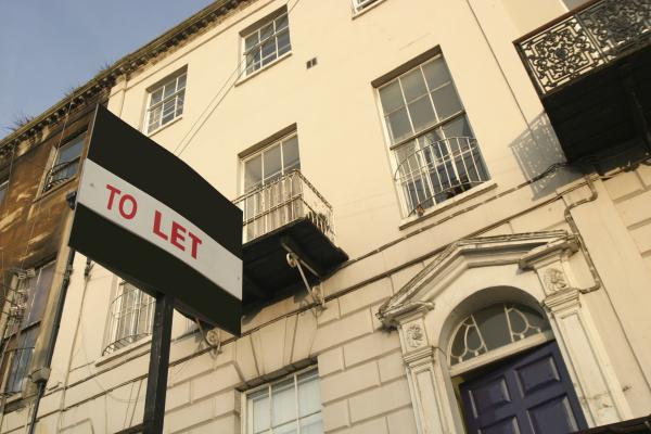 Arwydd "I adael" tu allan i dŷ