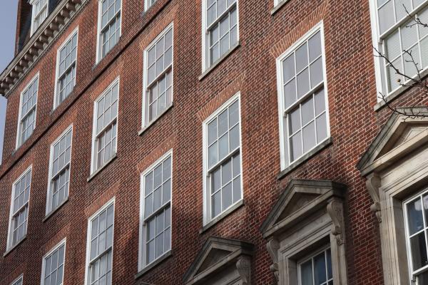 adeilad mawr o fflatiau