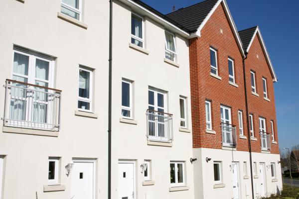 fflatiau sydd newydd eu hadeiladu