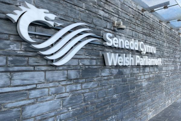 arwydd dwy-ieithog tu allan i Senedd Cymru